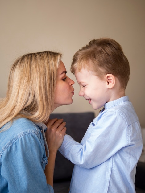 彼女のかわいい若い男の子にキス金髪の母 無料の写真