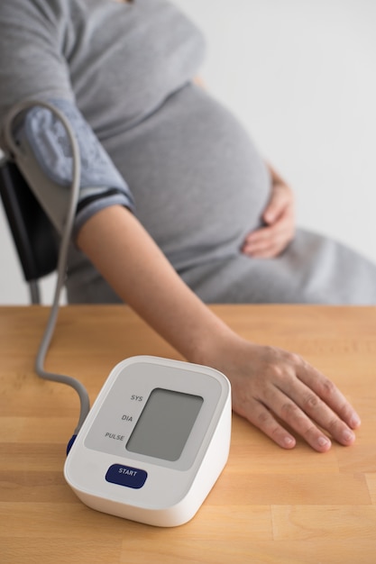 Blood pressure measurement of the pregnancy Premium Photo
