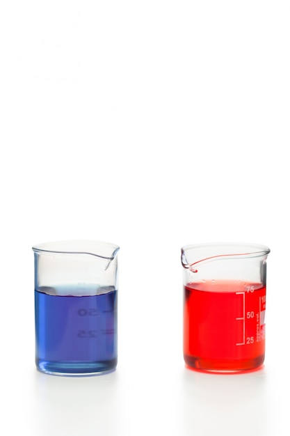 ビーカーの青と赤の液体 プレミアム写真