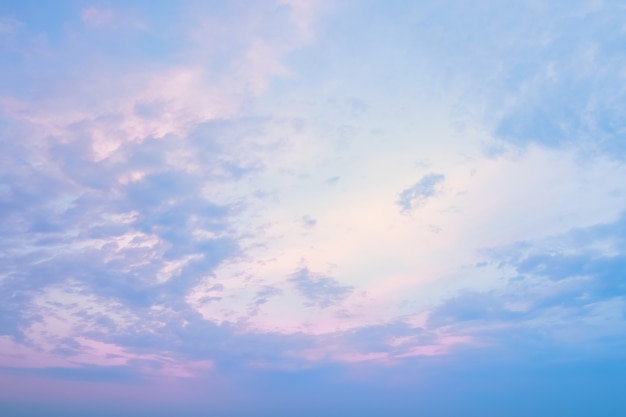 夕焼けの夕日のマゼンタの輝きと青い澄んだ空ピンクの空の質感 プレミアム写真