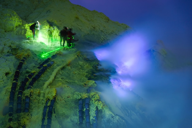 インドネシアの東ジャワ カワイジェン火山の夜の硫黄鉱山で青い炎 プレミアム写真