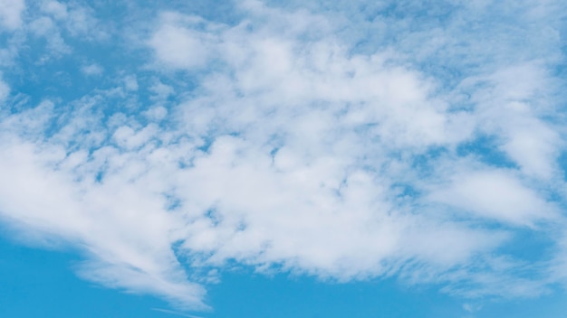 Free Photo | Blue gradient of peaceful natural clouds