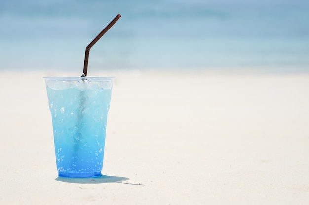青いハワイのソーダ海のビーチの上の澄んだ空の上の熱帯の飲み物 夏の休日は 共同リラックスした背景 プレミアム写真