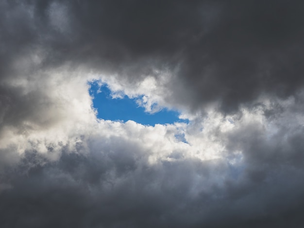 暗い雲の中の青い光 夕暮れ時のカラフルな曇り空 空のテクスチャ 抽象的な性質の背景 ソフトフォーカス プレミアム写真