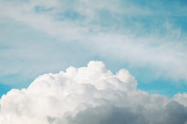 青い空と雲の背景 ふわふわの雲 プレミアム写真