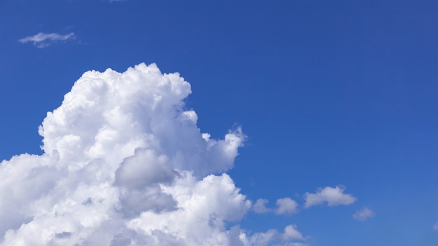 白い雲 晴れた夏や春の日に雨の雲と青い空を背景 プレミアム写真