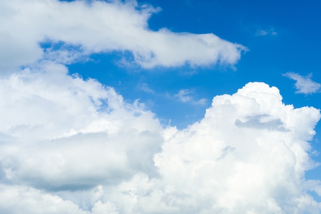 白いふわふわの雲と青い空の背景 画像 プレミアム写真