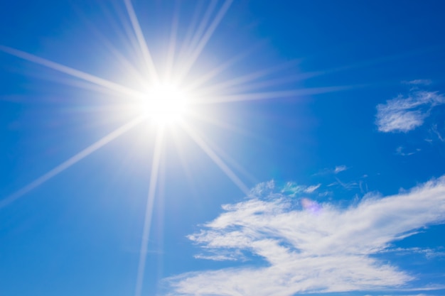 雲と太陽の反射と青い空 太陽は夏の昼間に明るく輝く プレミアム写真