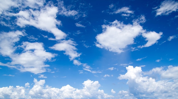 Голубое небо с облаками фон для фотошопа