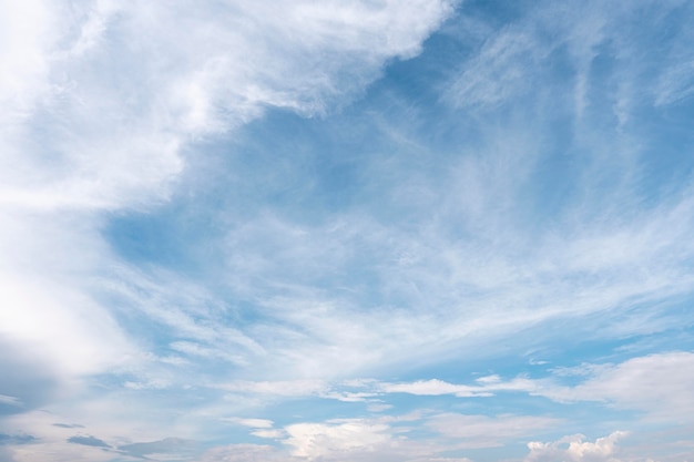 散在する白い雲と青い空 プレミアム写真