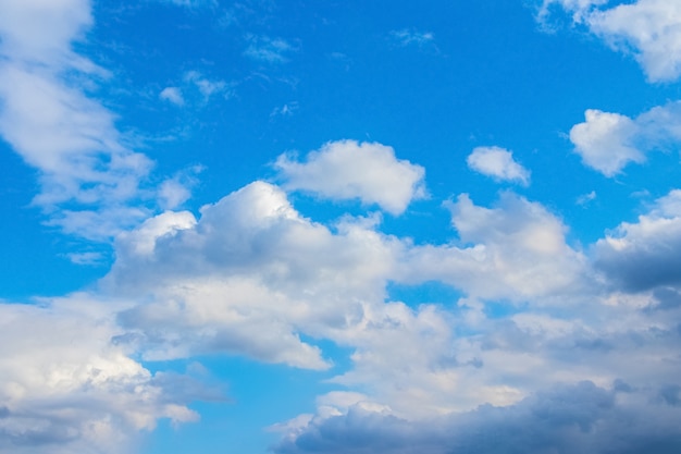 晴天の白い雲と青い空 プレミアム写真