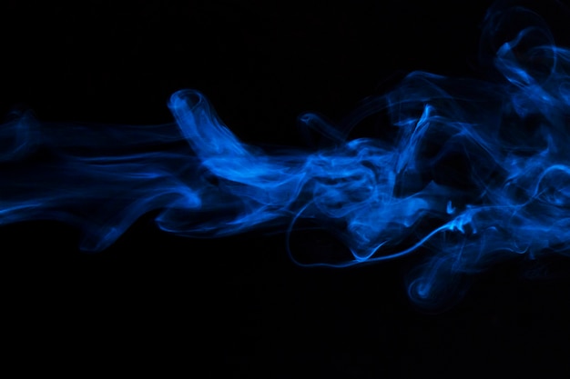 黒の背景に青い煙オーバーレイテクスチャの動き 無料の写真