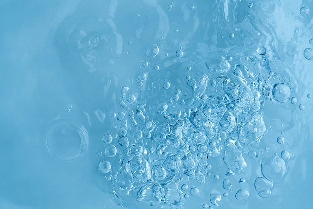 青い透明なきれいな飲料水の抽象的な背景 気泡の背景を持つ水面 プレミアム写真