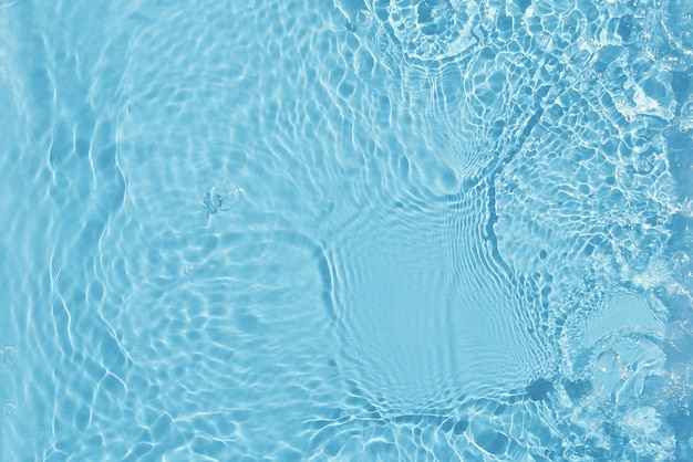 水しぶきと泡と青い水面背景水のテクスチャ夏の自然の背景 プレミアム写真