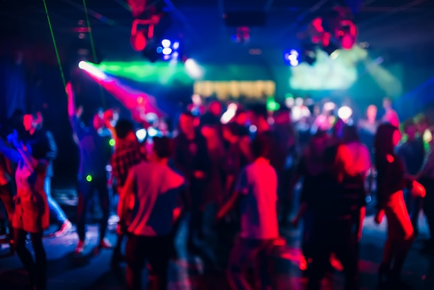 Freepik Blurred silhouettes of people dancing in a nightclub ile ilgili görsel sonucu