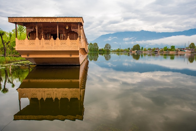 Boat house on the lake for tourist services in srinagar kashmir, india. Premium Photo