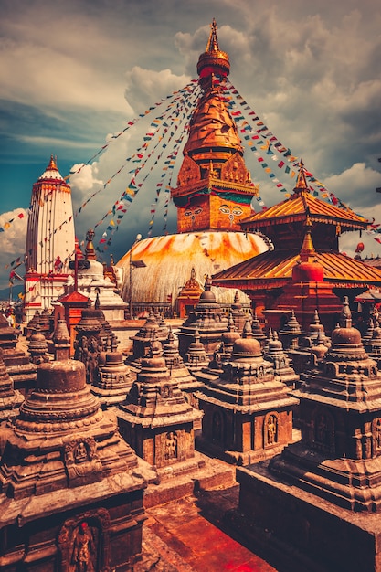 ネパールのカトマンズ渓谷のbodhnath仏舎利塔 プレミアム写真