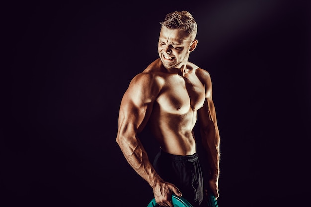 Premium Photo Bodybuilder Posing Fitness Muscled Man On Dark Wall