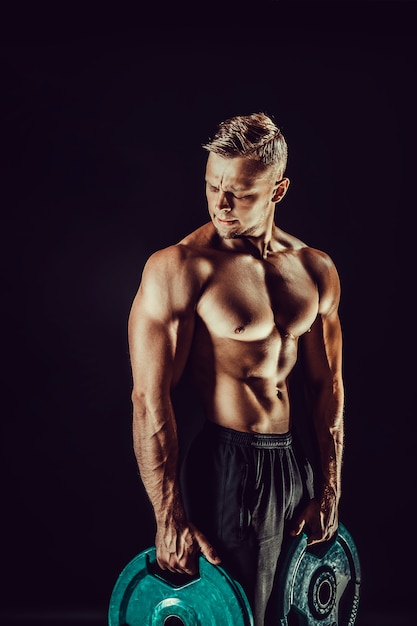 Premium Photo Bodybuilder Posing Fitness Muscled Man On Dark Wall