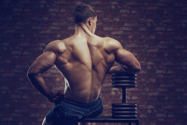背中の筋肉をポンピングボディービルダー強い男 プレミアム写真