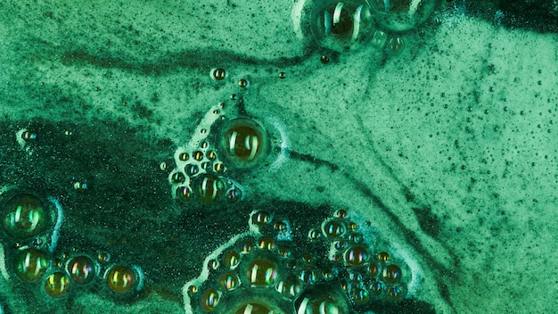 泡と斑点を有する沸騰した緑色の液体 無料の写真 泡と斑点を有する沸騰した緑色の液体 無料の写真
