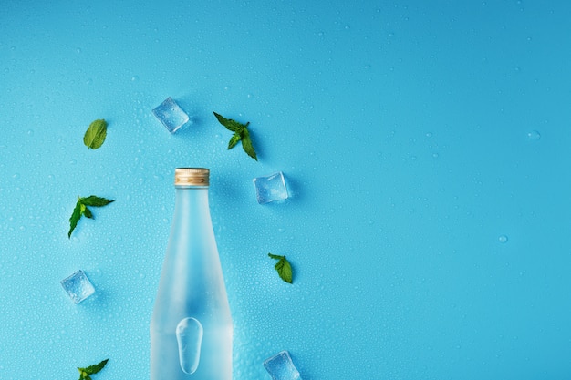 氷冷飲料 アイスキューブ 滴 ミントの葉のボトル プレミアム写真