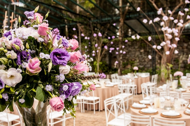 社交パーティーでの花の花束 プレミアム写真