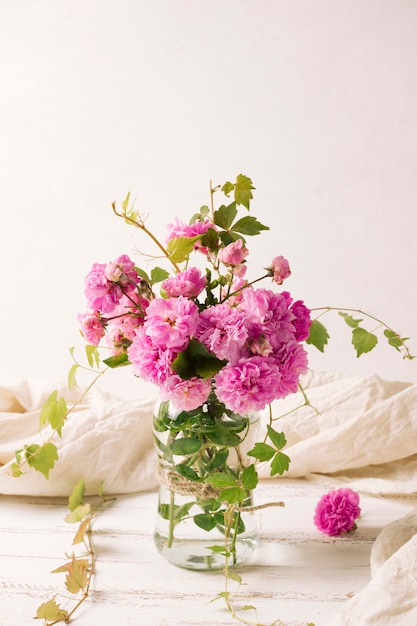 Hilangkan Penat, 5 Cara Menikmati Keindahan Bunga di Rumah Ini Sejukan