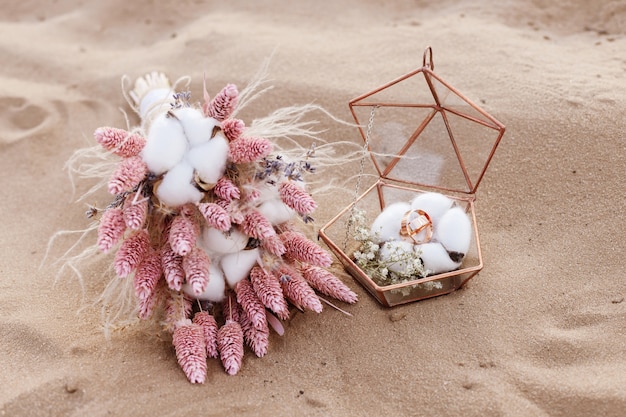 ガラスの棺の結婚指輪と花の花束 プレミアム写真
