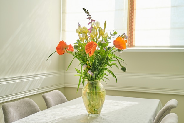 春夏の花と花瓶に赤いケシの花束 プレミアム写真
