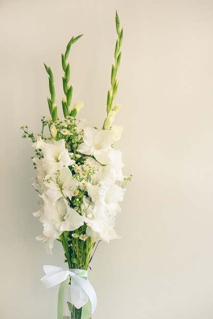 白いグラジオラスの花束 白い背景の白い繊細なグラジオラス花 プレミアム写真