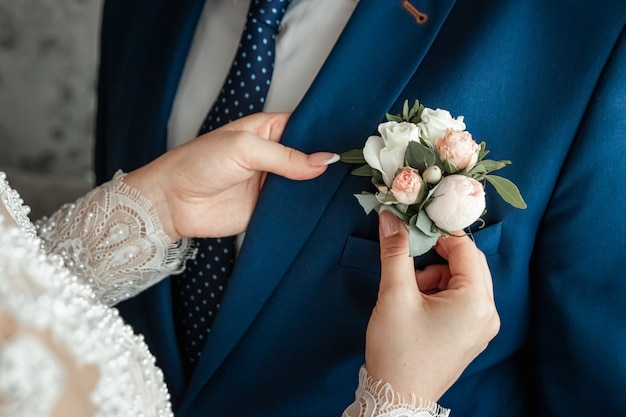 Boutonniere for the groom.  marriage, family relationships, wedding paraphernalia. Premium Photo