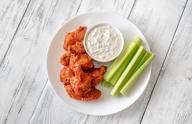 Måge Snuble Souvenir Premium Photo | Bowl of buffalo wings with blue cheese dip