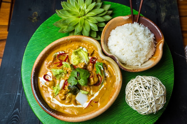 Una Ciotola Di Pollo Cinese Al Curry E Ciotola Di Riso Foto Gratis