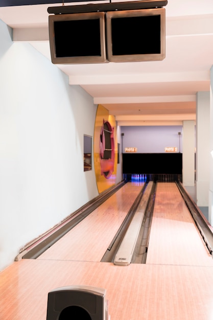 Bowling alley lanes with wooden floor | Free Photo