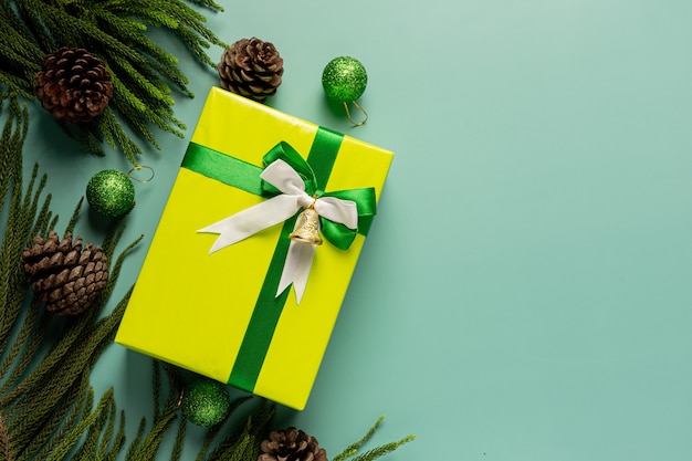 薄緑色の背景に弓とプレゼントの箱 無料の写真