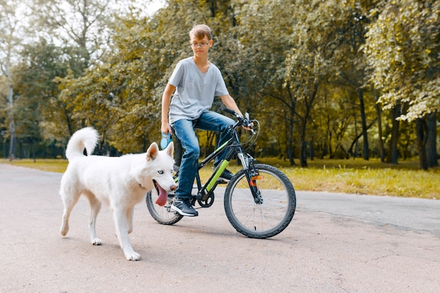 プレミアム写真 ハスキー犬と自転車の男の子