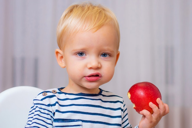 朝食を食べる男の子かわいい赤ちゃん 赤ちゃんの栄養 健康的に食べる おやつを持っている幼児 プレミアム写真