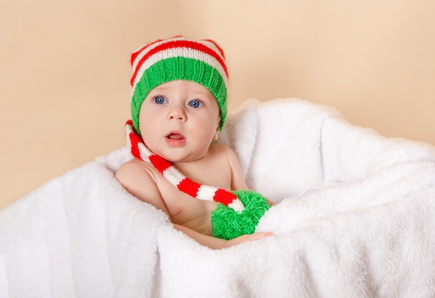 少年は休日を楽しんでいます 幸せな幼児 面白い赤ちゃんはエルフを着ています プレミアム写真