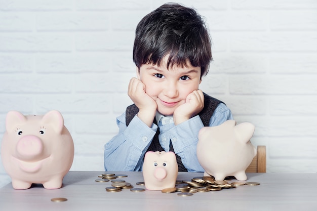 Boy with pig piggy bank | Premium Photo