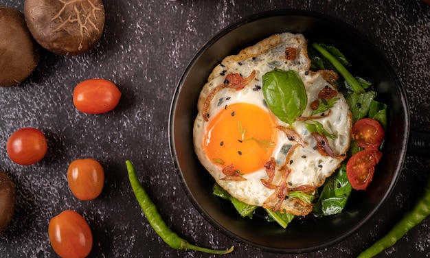 Colazione Con Uova Fritte Salsiccia E Prosciutto In Padella Con Pomodori Peperoncino E Basilico Foto Gratis