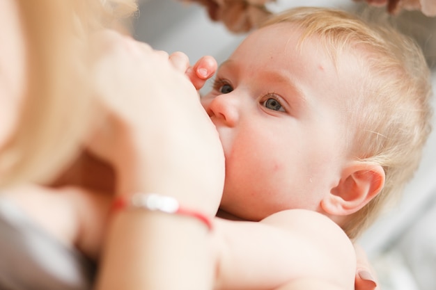 Mẹ hãy lưu ý khi cho bé dưới 1 tháng tuổi bú bằng bình sữa hoặc bú trực tiếp nhé