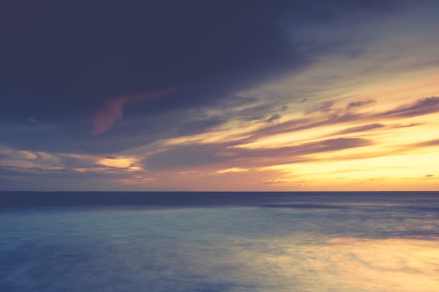 穏やかな海に沈む息を呑むような夕日の風景 壁紙に最適 無料の写真