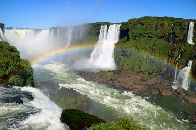 ブラジルの虹とイグアスの滝の悪魔ののど領域 プレミアム写真