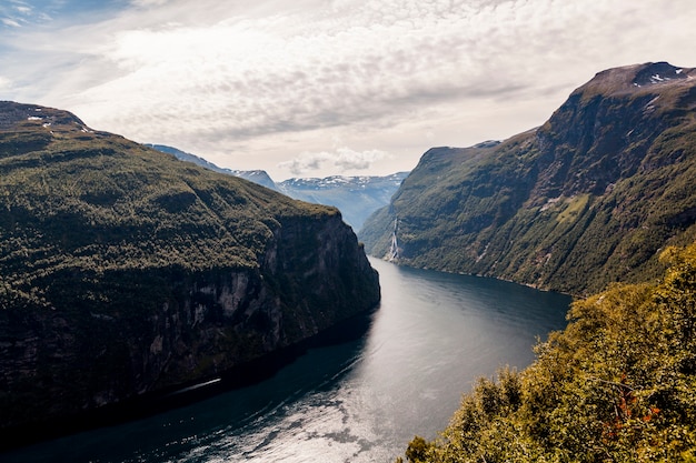 Sunnylvsfjordenフィヨルドと有名な7人の姉妹の滝の素晴らしい景色 ノルウェー 無料の写真