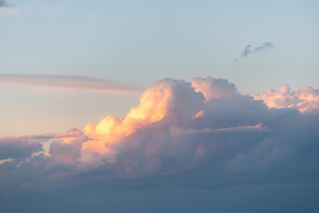 明け方の空の雲の息を呑むような景色 無料の写真