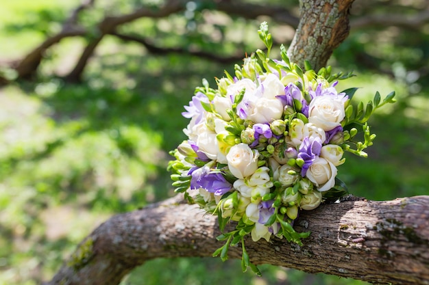 バラとフリージアの花 結婚式のための伝統的な花の組成のブライダルブーケ プレミアム写真