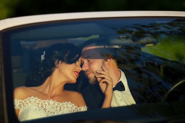 車の中でキスする新郎新婦 プレミアム写真