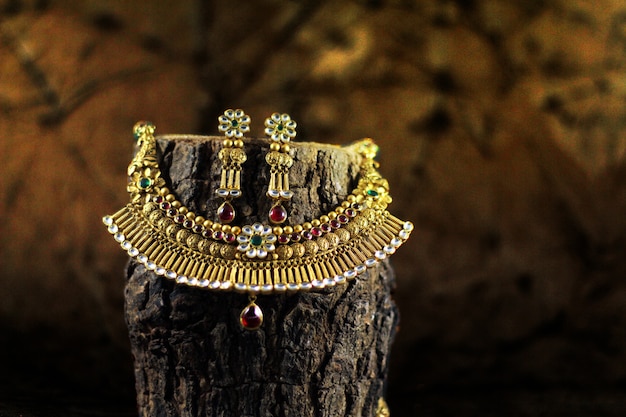 gold jewellery bride