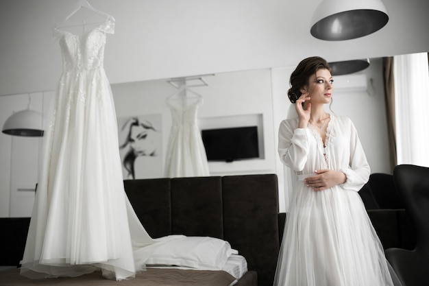 Sposa Per La Preparazione Del Mattino Del Giorno Del Matrimonio Foto Gratis